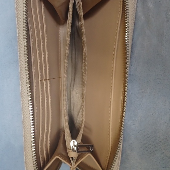 GUESS Los Angeles Monogram Logo Clutch - Picture 7 of 7